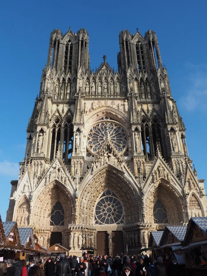 Cathédrale de Reims au-dessus du marché de Noël