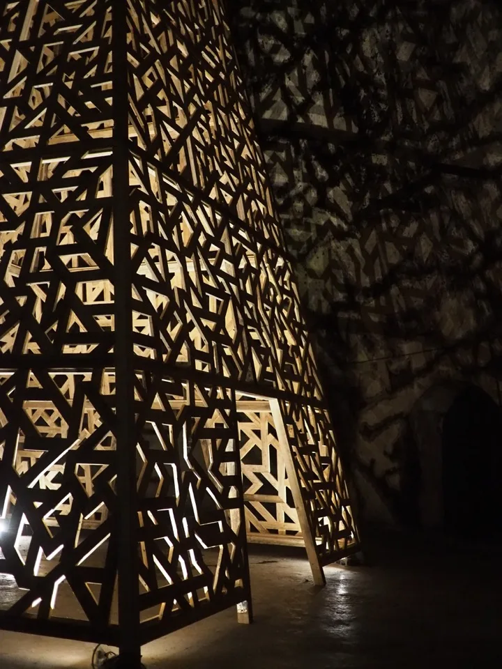 Sculpture métallique lumineuse dans les caves Pommery