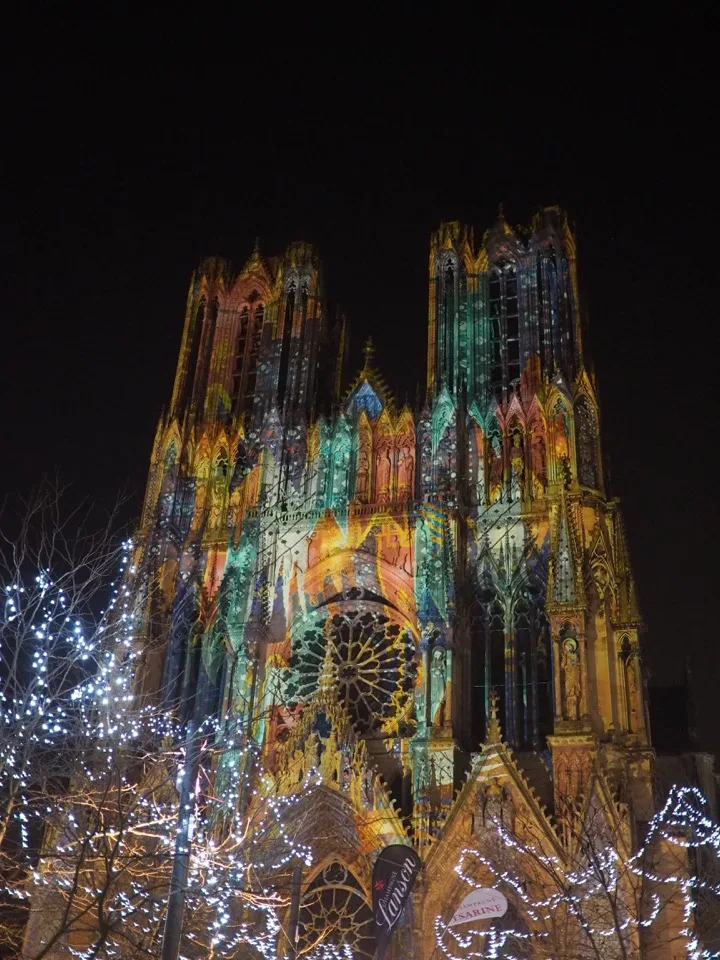 La cathédrale de Reims illuminée par des projections colorées