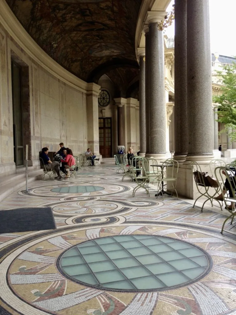 Colonnade et mosaïque de sol dans la cour du Petit Palais