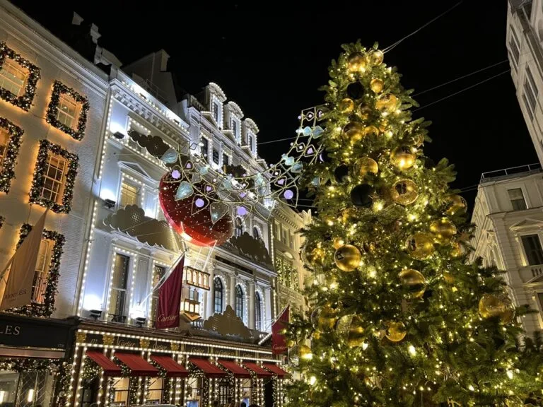 Beleuchteter Weihnachtsbaum vor Cartier in London
