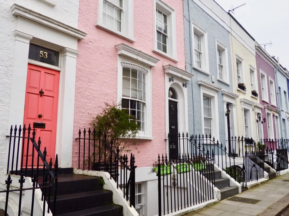 Maisons mitoyennes pastel dans une rue de Londres