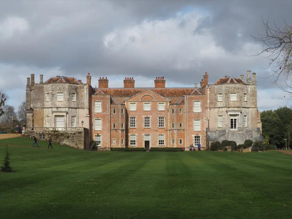 Maison Mottisfont sous les nuages sombres