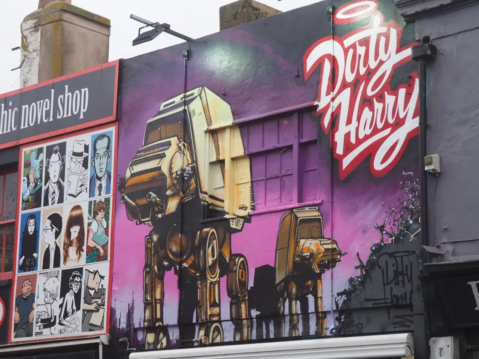 Fresque sale de Harry au-dessus d'une boutique de bandes dessinées de Brighton