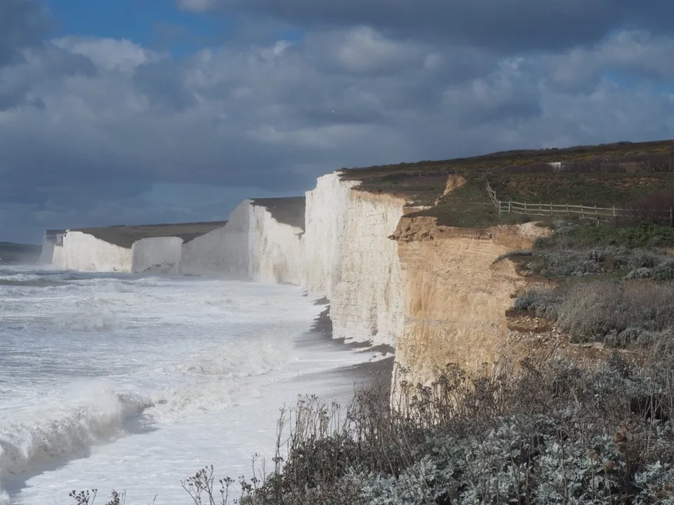 Falaises de craie des Sept Sœurs sous les nuages ​​d'orage