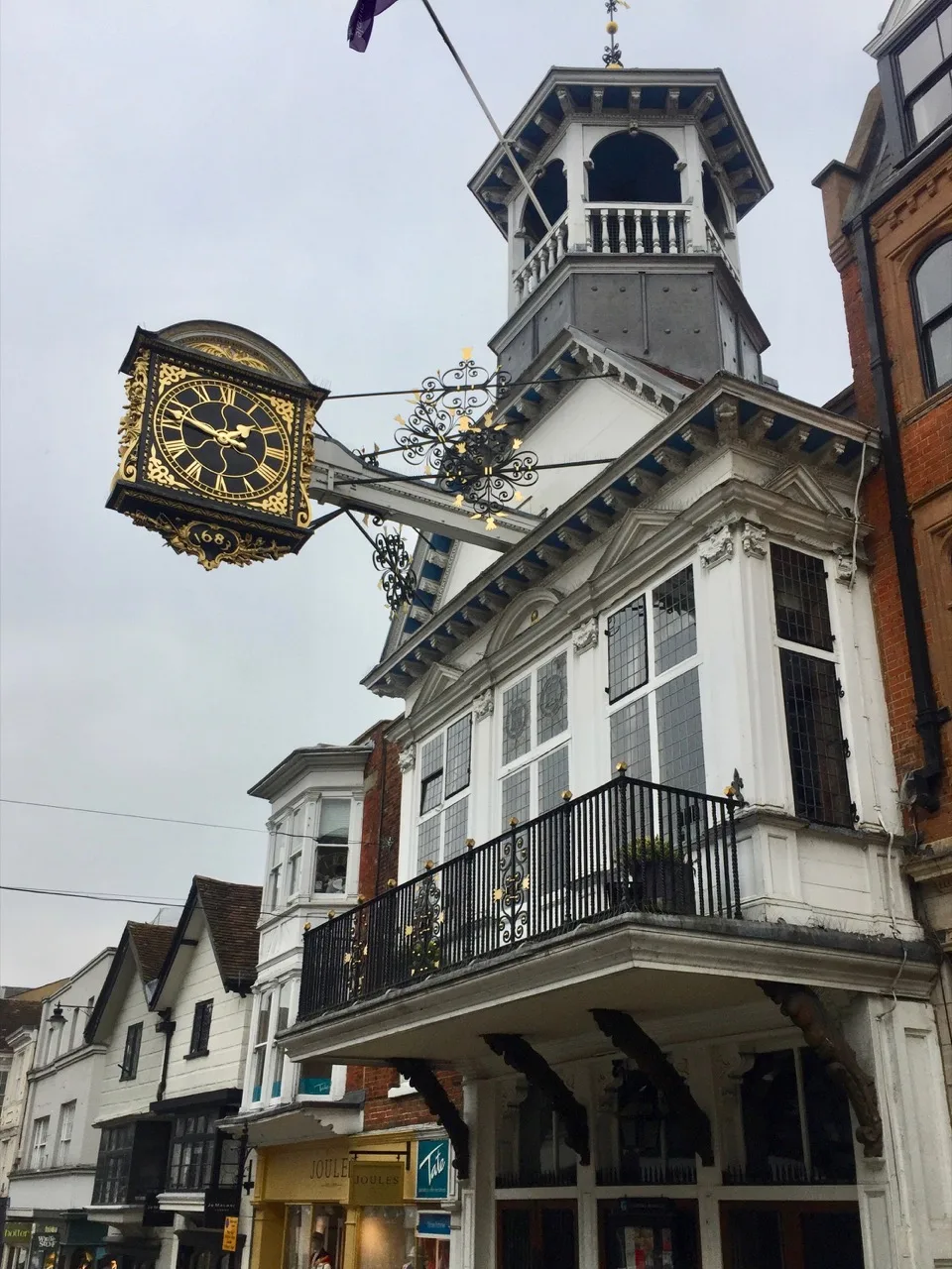 Eastgate Clock projetant au-dessus d'une rue Winchester