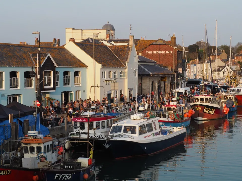 Bateaux de pêche amarrés dans un port animé