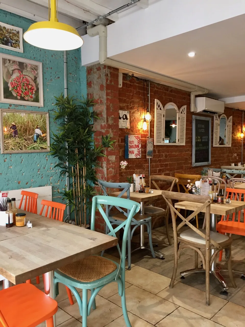 Intérieur de café coloré près de la rivière Hamble