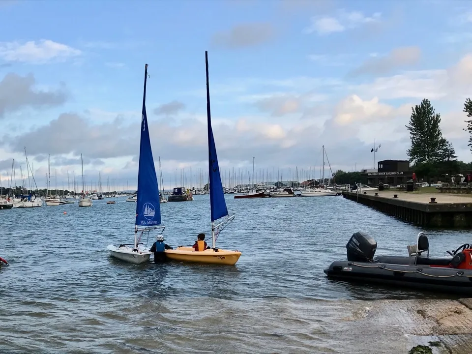 Petits dériveurs sur la rivière Hamble