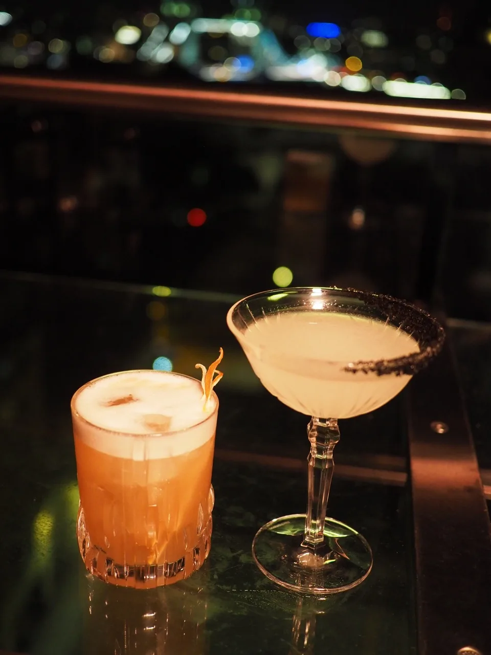 Deux cocktails servis dans un bar faiblement éclairé