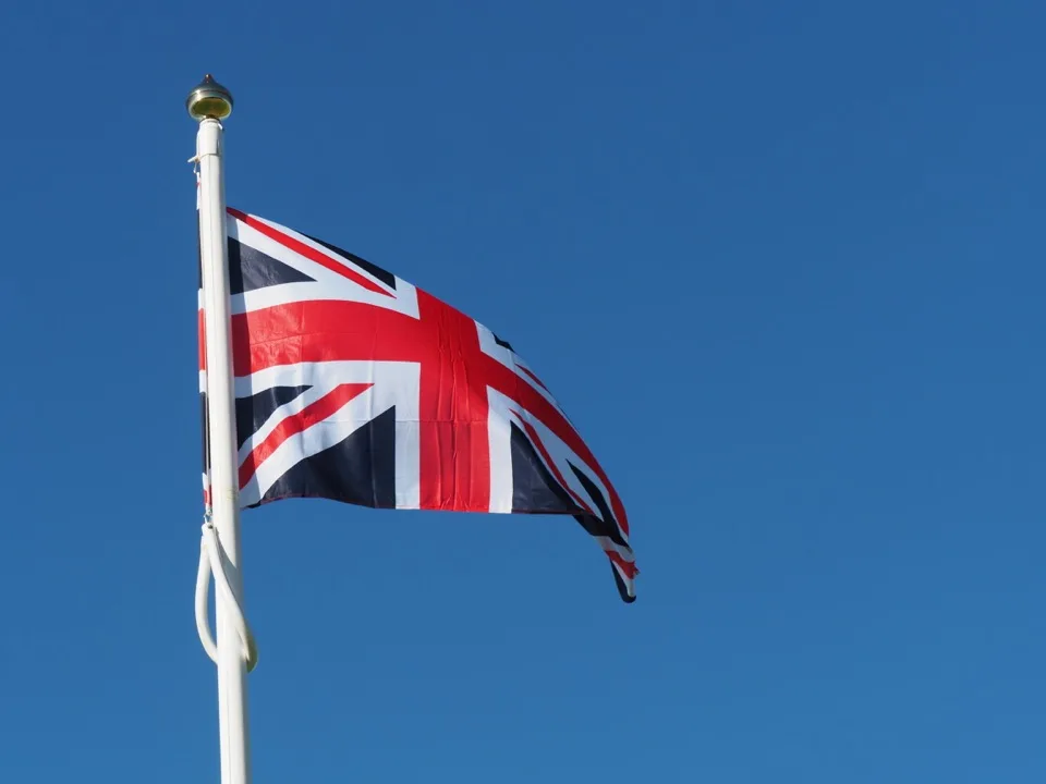 Drapeau du Royaume-Uni flottant dans un ciel bleu