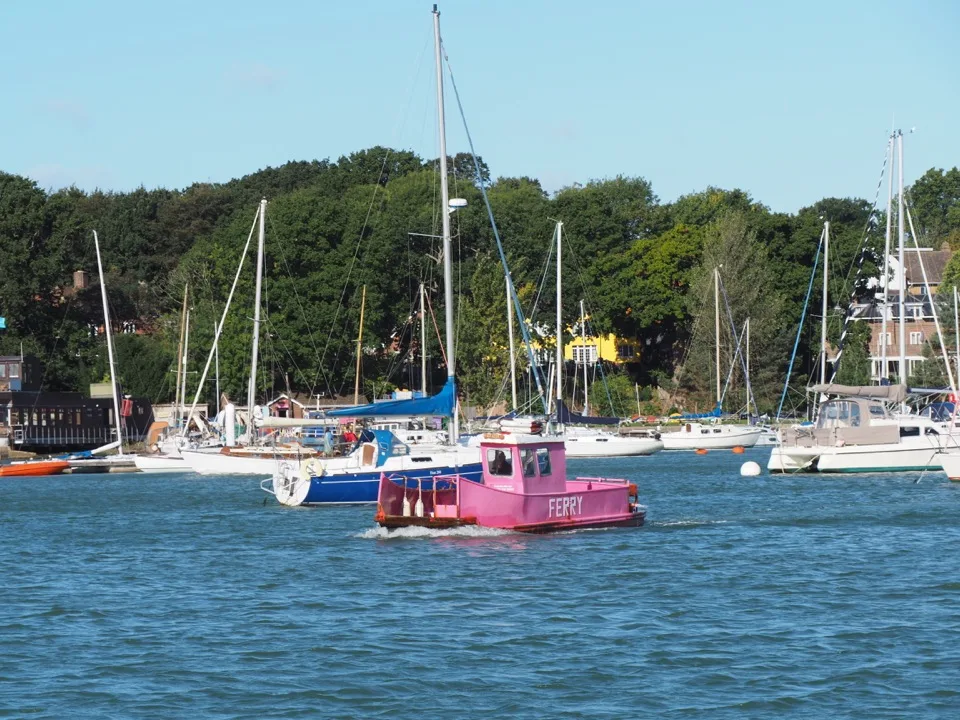 Bateau rose dans le port d'un village anglais