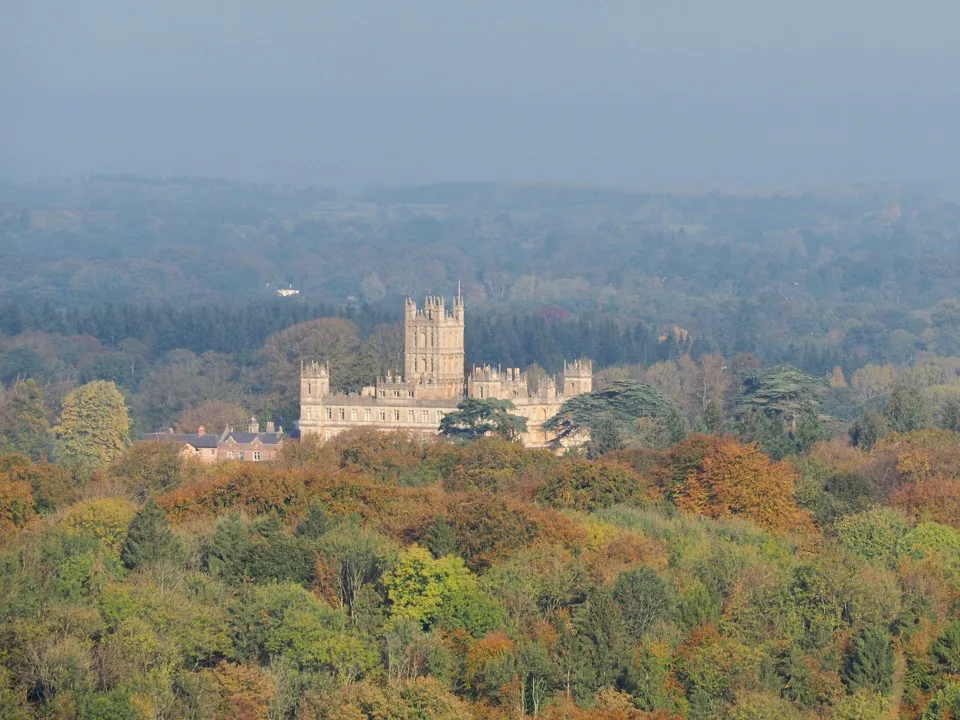 Château anglais entouré de couleurs automnales