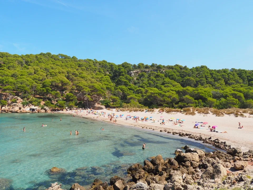 Weißer Sandstrand und türkisfarbenes Wasser in der Cala en Turqueta