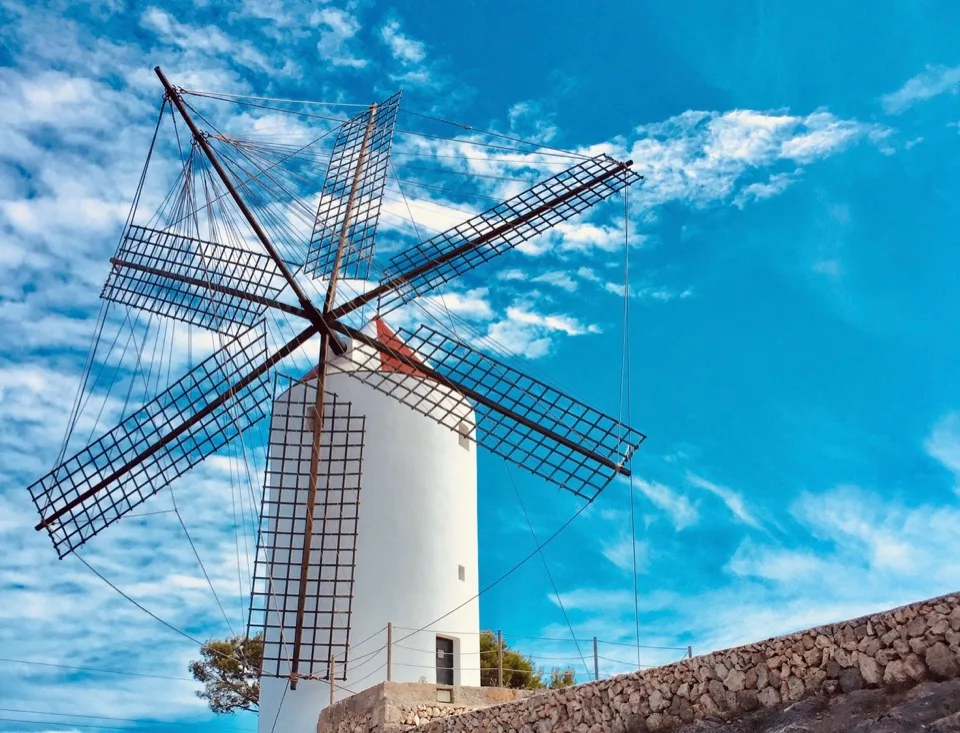 Traditionelle Windmühle auf Menorca unter blauem Himmel