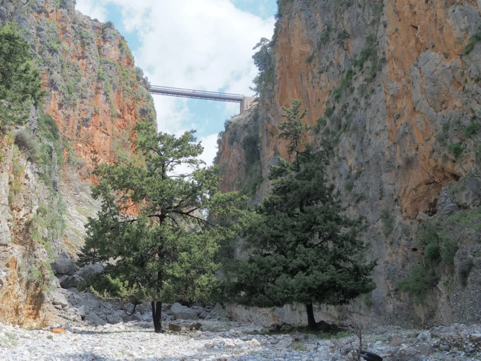Pont suspendu entre les falaises d'une gorge crétoise