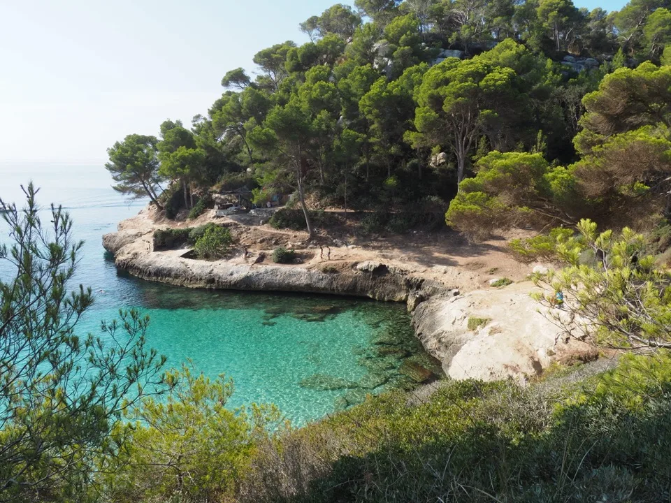 Kleine felsige Bucht mit türkisfarbenem Wasser in Cala Mitjaneta