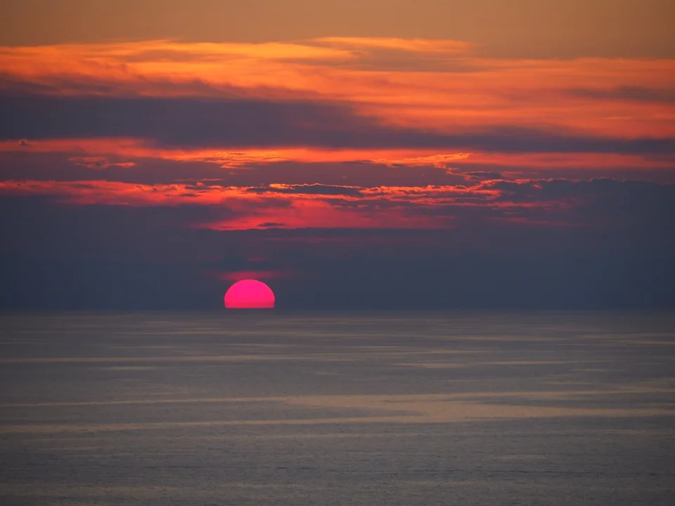 Rote Sonne über dem Meer am Cap de Cavalleria