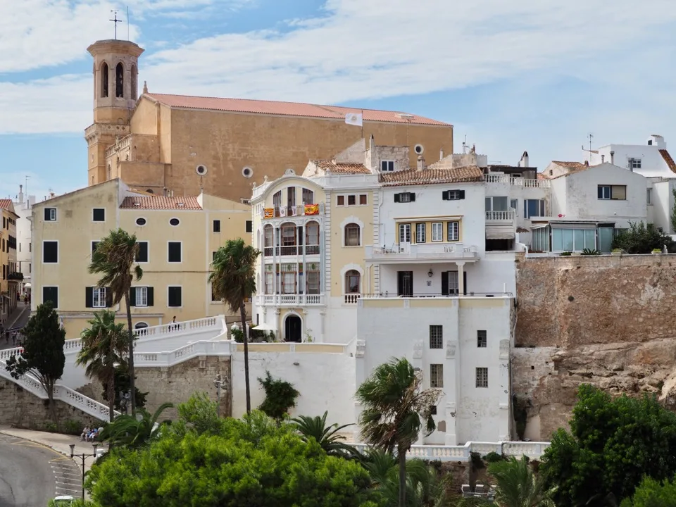 Historische Fassaden und Palmen im Zentrum von Mahón