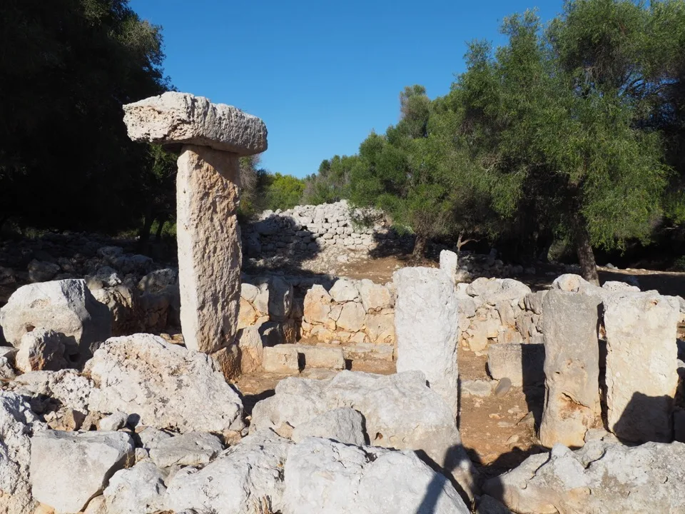 Prähistorische Steintaula an der Fundstätte Talatí de Dalt