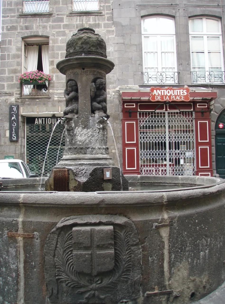 Fontaine en pierre dans un village auvergnat