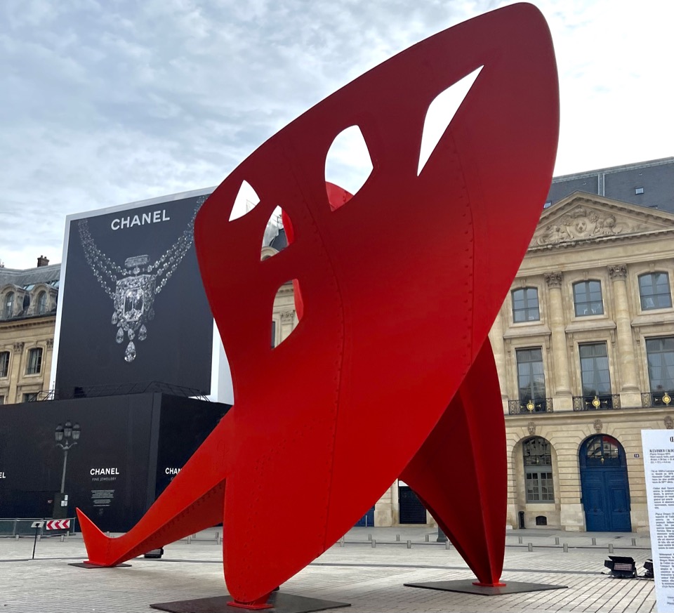 Pendant ce temps à Paris…