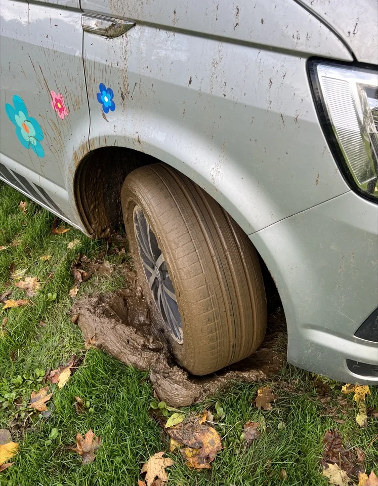 Roue de voiture coincée dans la boue molle