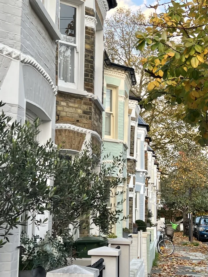 Maisons mitoyennes blanches dans une rue bordée d'arbres à Londres