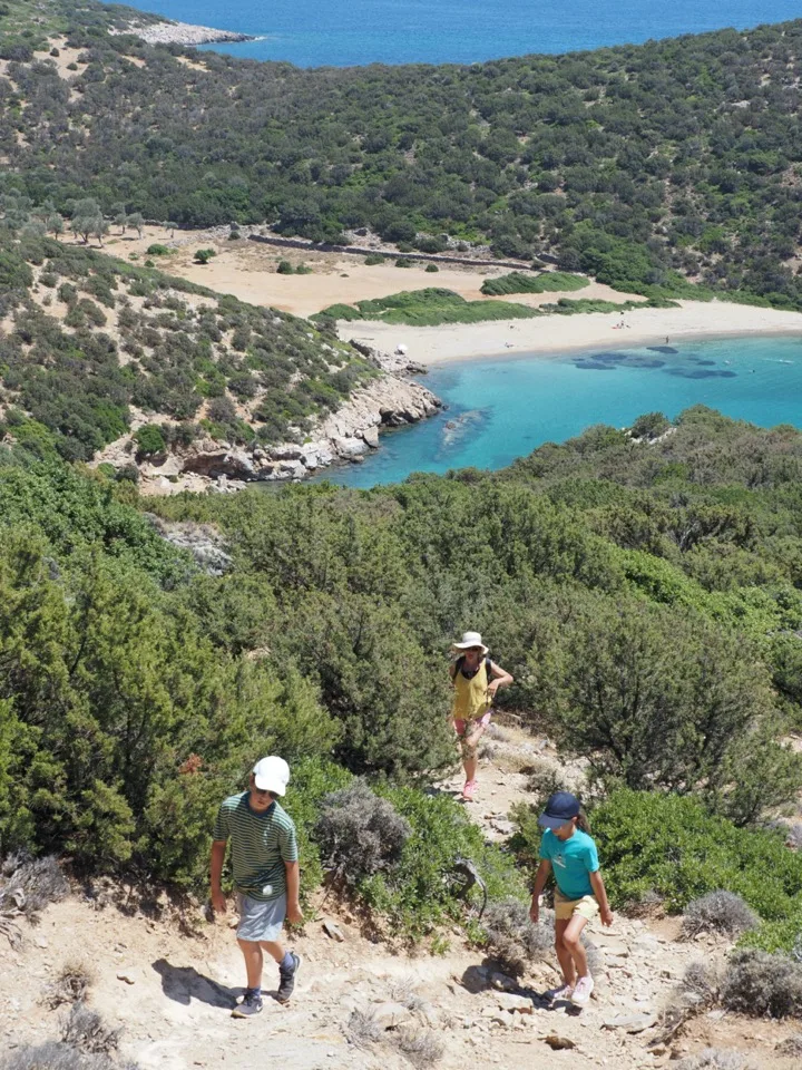 Familie von hinten auf einem Weg zu einer Bucht auf Sifnos