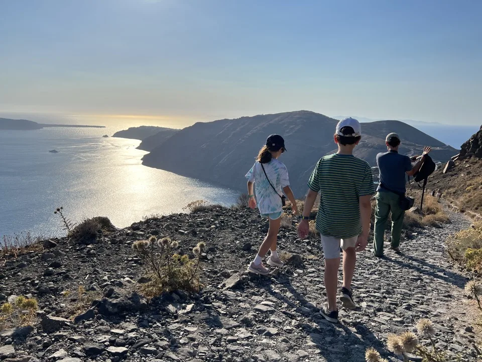 santorin a pied en bus et en famille