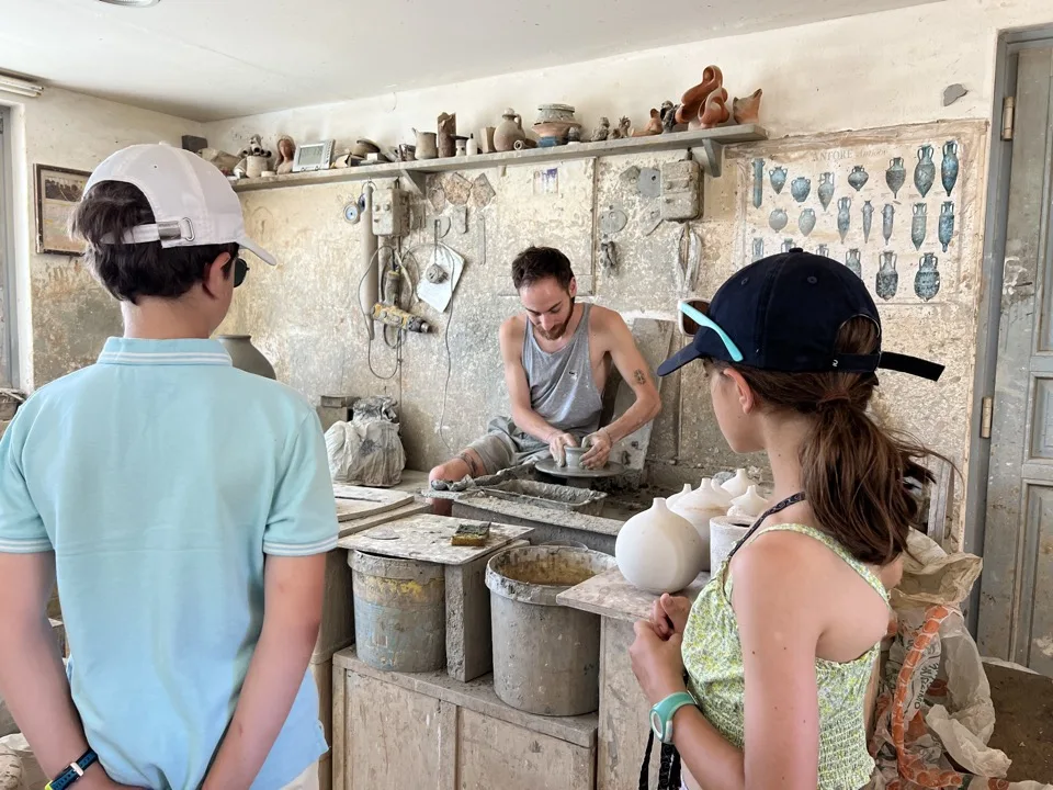 santorin a pied en bus et en famille