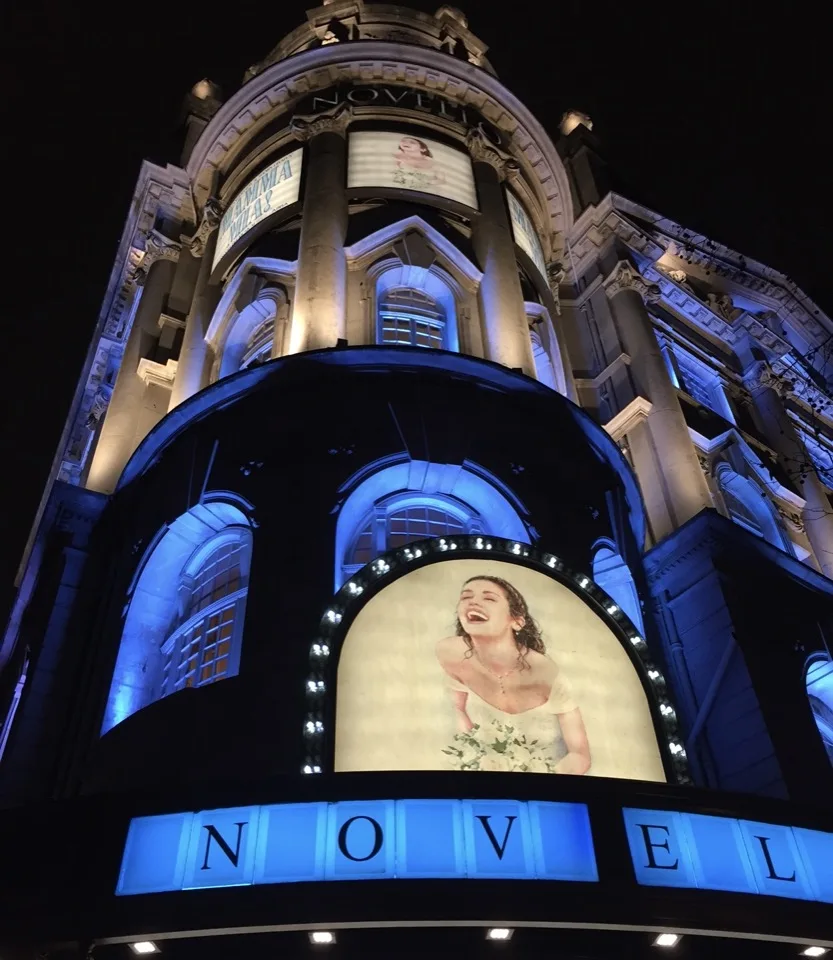 Façade illuminée du Novello Theatre à Londres