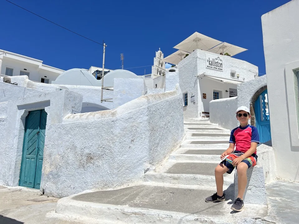 santorin a pied en bus et en famille