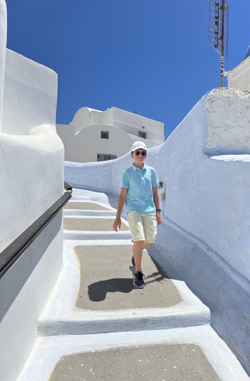 santorin a pied en bus et en famille