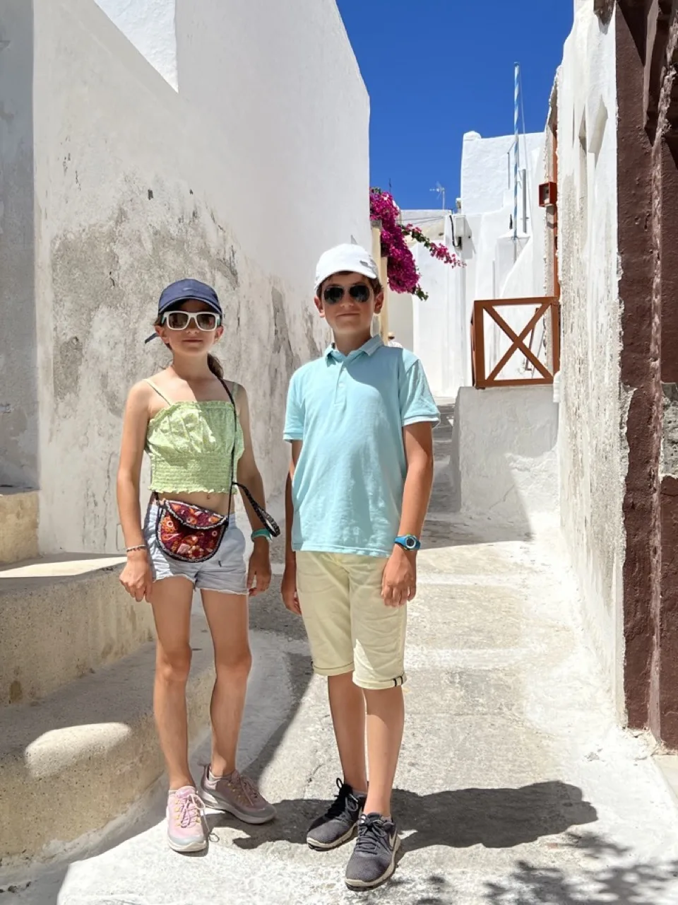 santorin a pied en bus et en famille