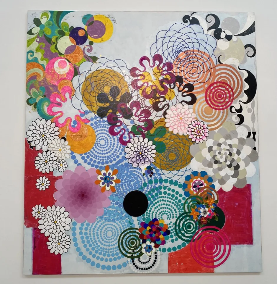 Œuvre abstraite composée de motifs circulaires colorés