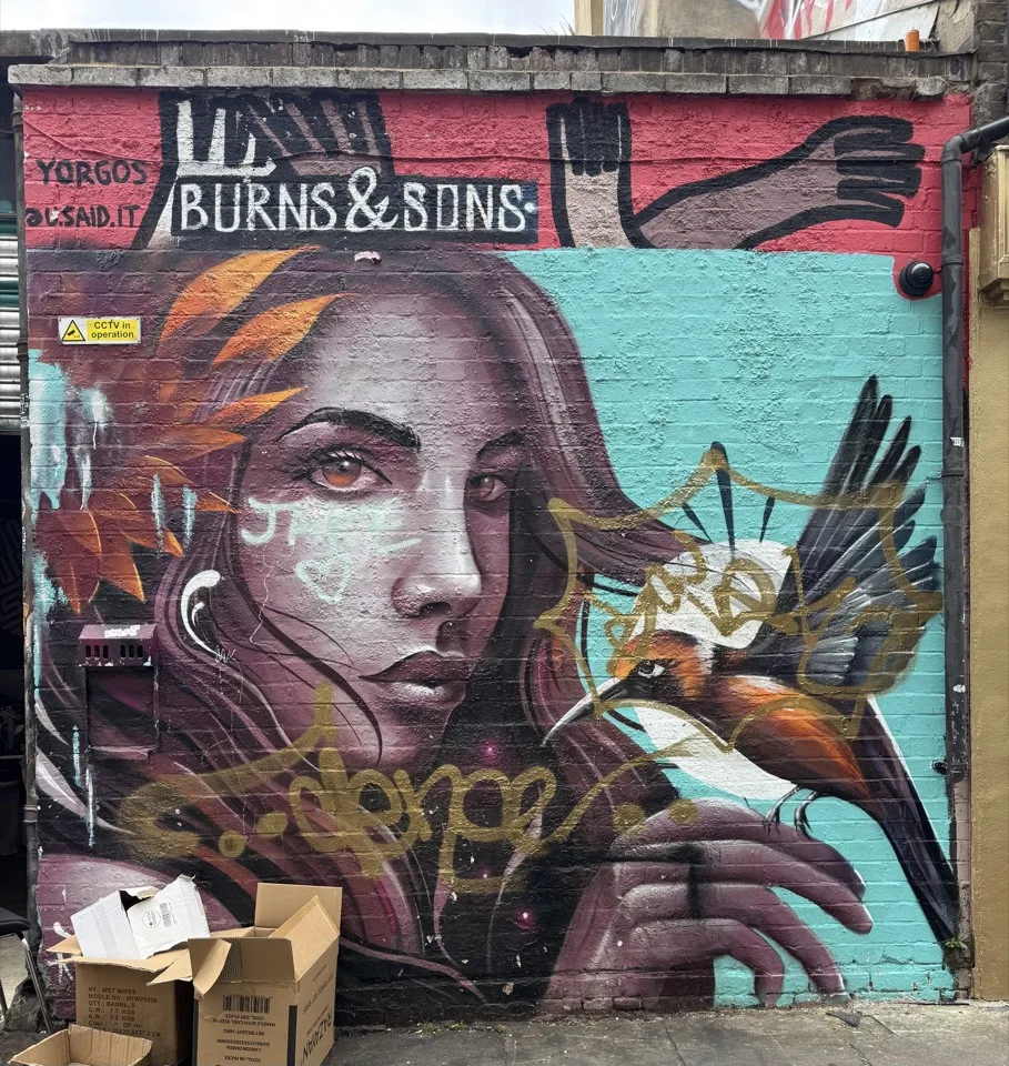 Portrait de femme et oiseau peints sur un mur de Bacon Street