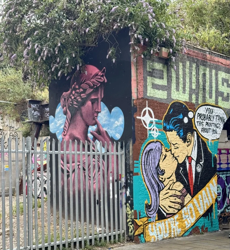 Fresque de personnages de bande dessinée derrière une grille
