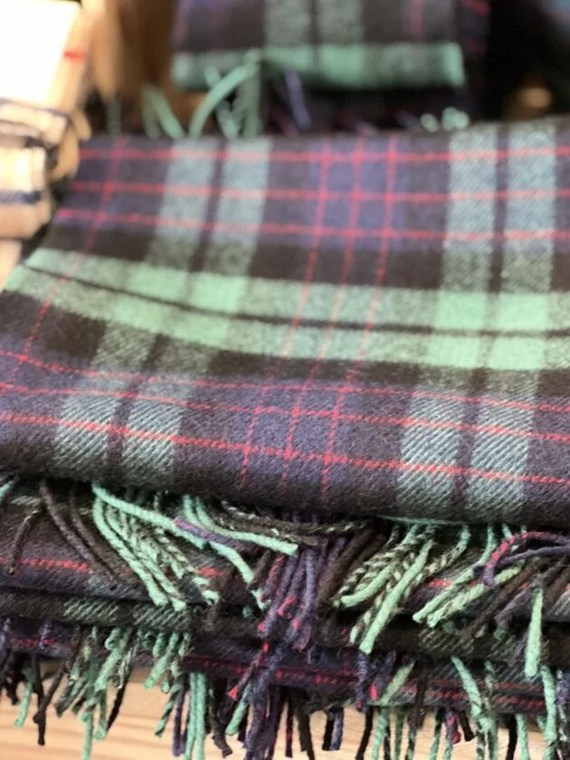 Écharpes en tartan écossais empilées