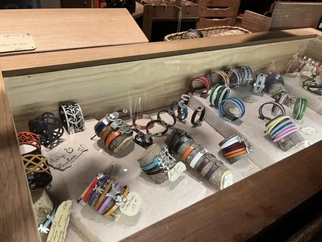 Bracelets souvenirs dans une boutique du Puy du Fou