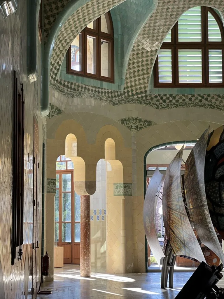 Gefliestes Inneres des Hospital de Sant Pau mit zeitgenössischer Skulptur