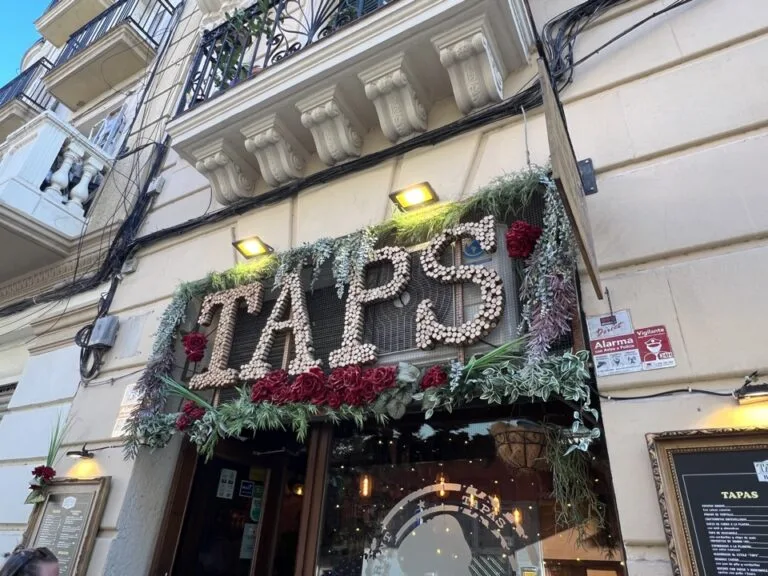 Eingang einer Tapasbar in Barcelona mit Blumen und Muscheln dekoriert