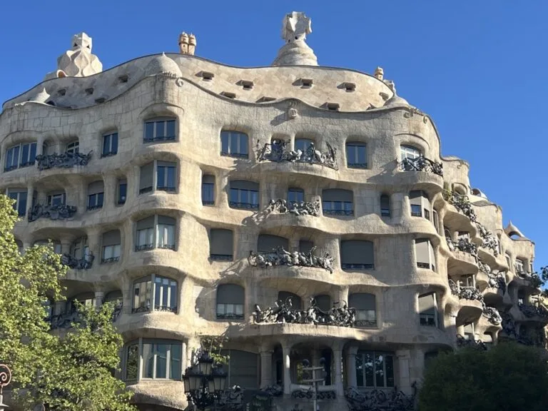 Façade ondulante en pierre de la Casa Milà de Gaudí à Barcelone