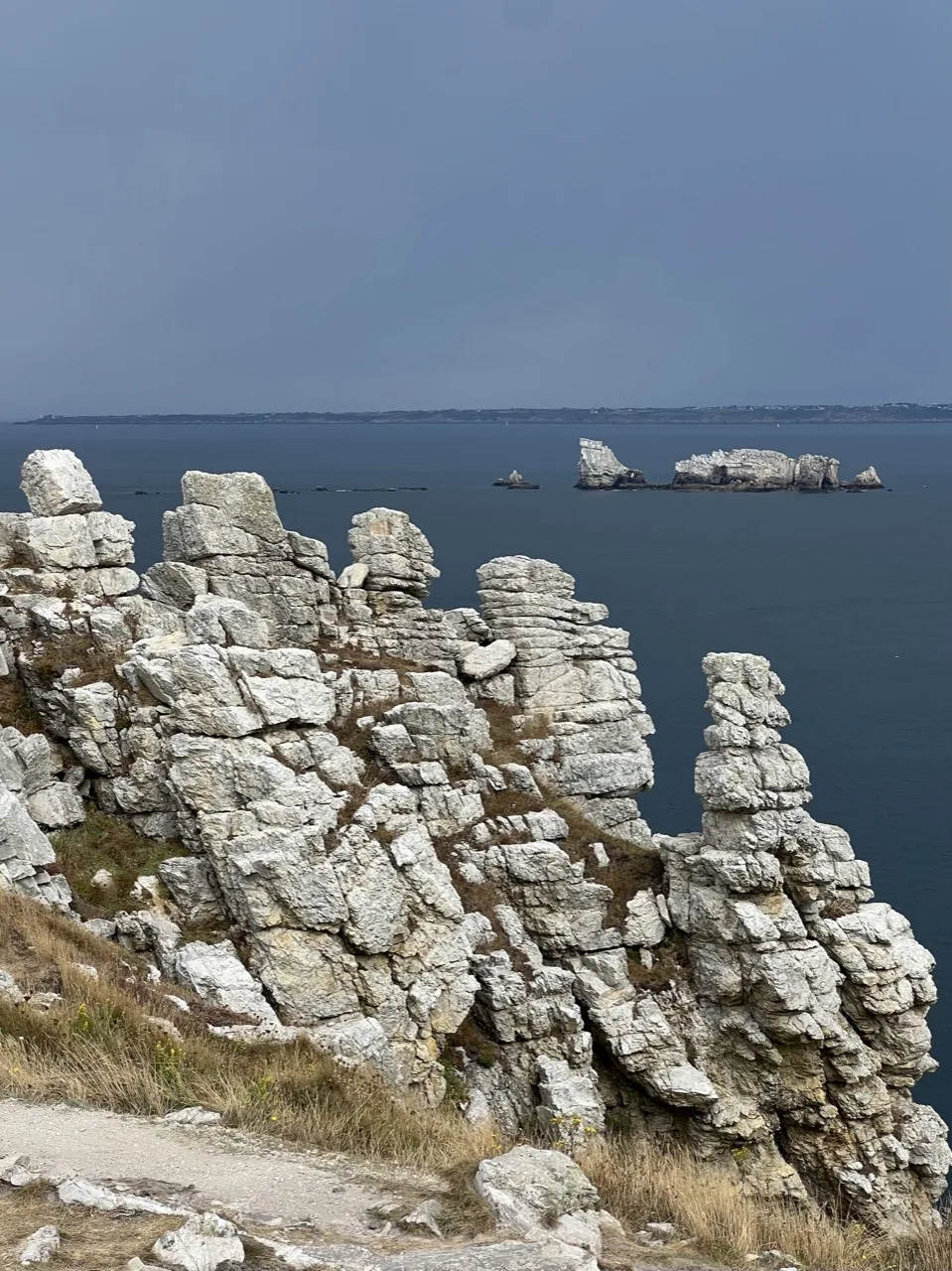 Felsnadeln Tas de Pois von der Pointe de Pen Hir aus gesehen