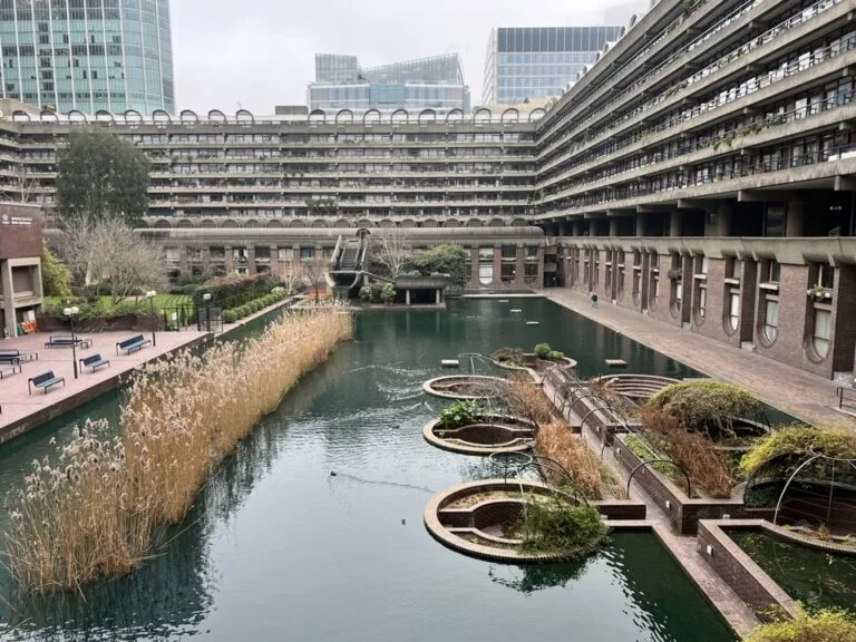 Canal traversant le complexe du Barbican à Londres