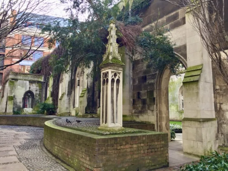 Fontaine dans les ruines végétalisées de St Dunstan-in-the-East