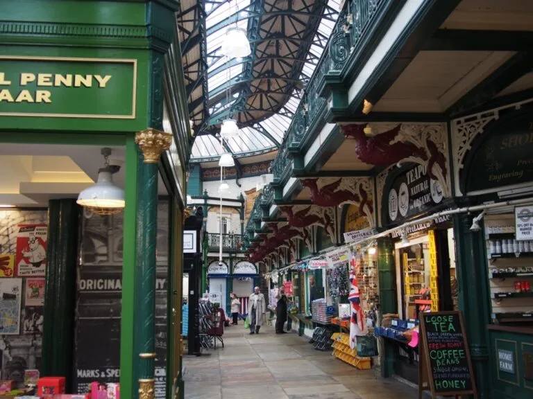 Étals sous la verrière du marché de Leeds