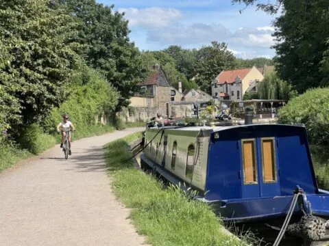 A favourite in the English countryside around Bath: an original and bucolic bike ride idea for families.