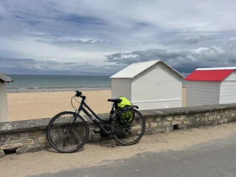 Escapade à vélo sur la Vélomaritime en Normandie, en partant en train de Paris : deux jours entre Caen et Lion-sur-Mer