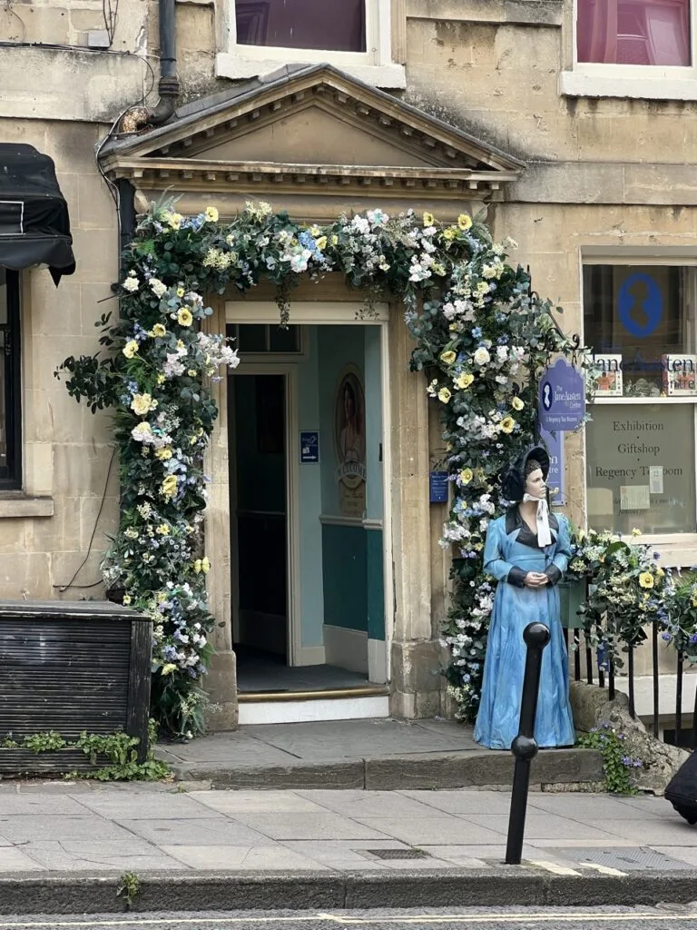 Entrée fleurie du Jane Austen Centre à Bath